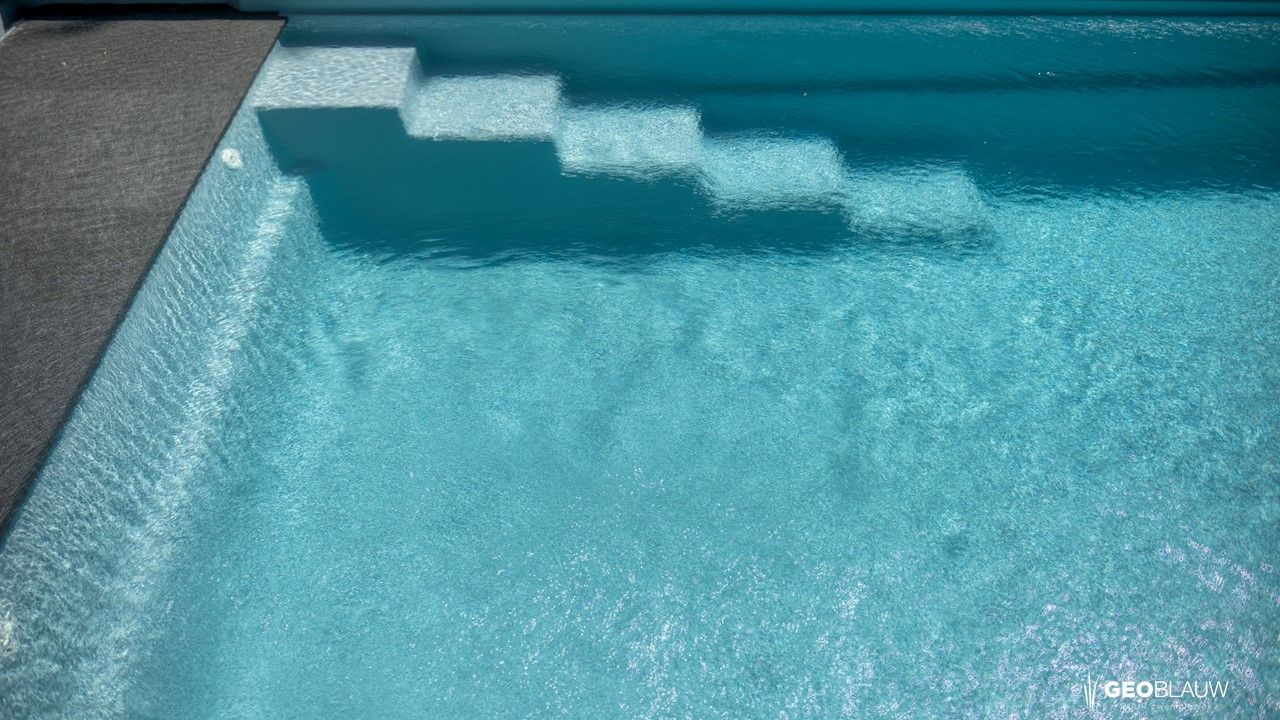 polyester-zwembad-met-standaard-inlooptrap