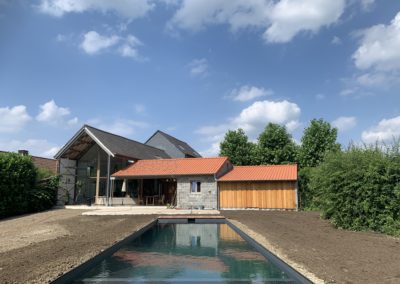 ecozwembad en huis in renovatie