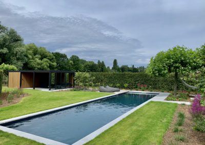Hybride zwembad in ruime tuin met poolhouse