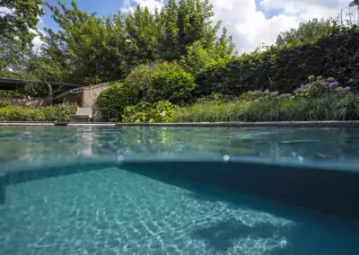 boven- en onderwaterbeeld van ecozwembad