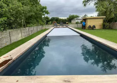 half-opbouw hybride zwembad met houten rand en terras